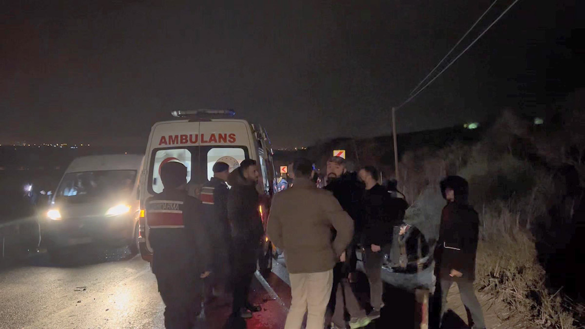 Arnavutköy'de servis minibüsü ile otomobil çarpıştı