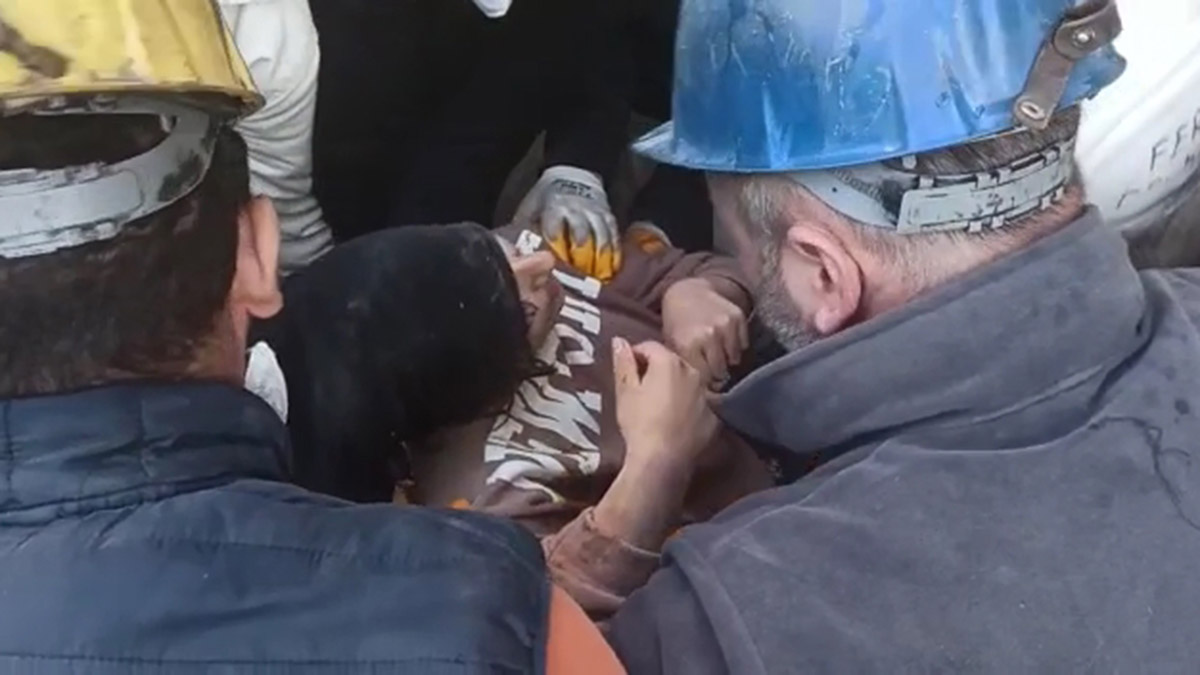 Asyanur 159 saat sonra enkazdan çıkartıldı