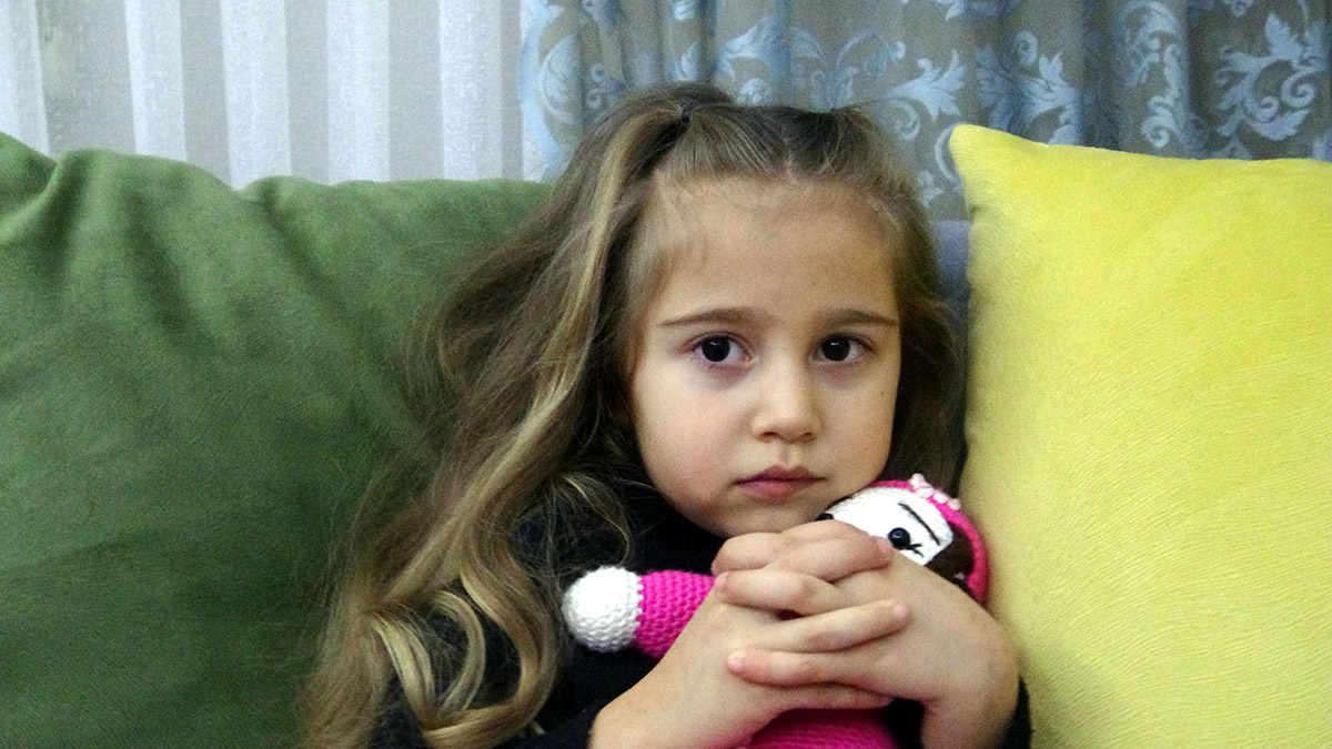 4 yaşındaki Mihrimah bebeğini depremzede çocuklara gönderdi