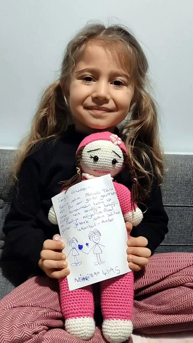 4 yaşındaki Mihrimah bebeğini depremzede çocuklara gönderdi