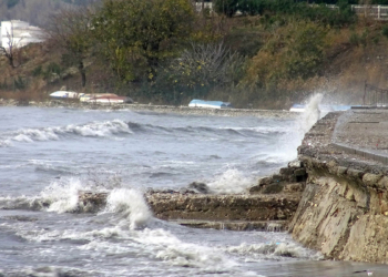 Deniz 15 metre çekildi