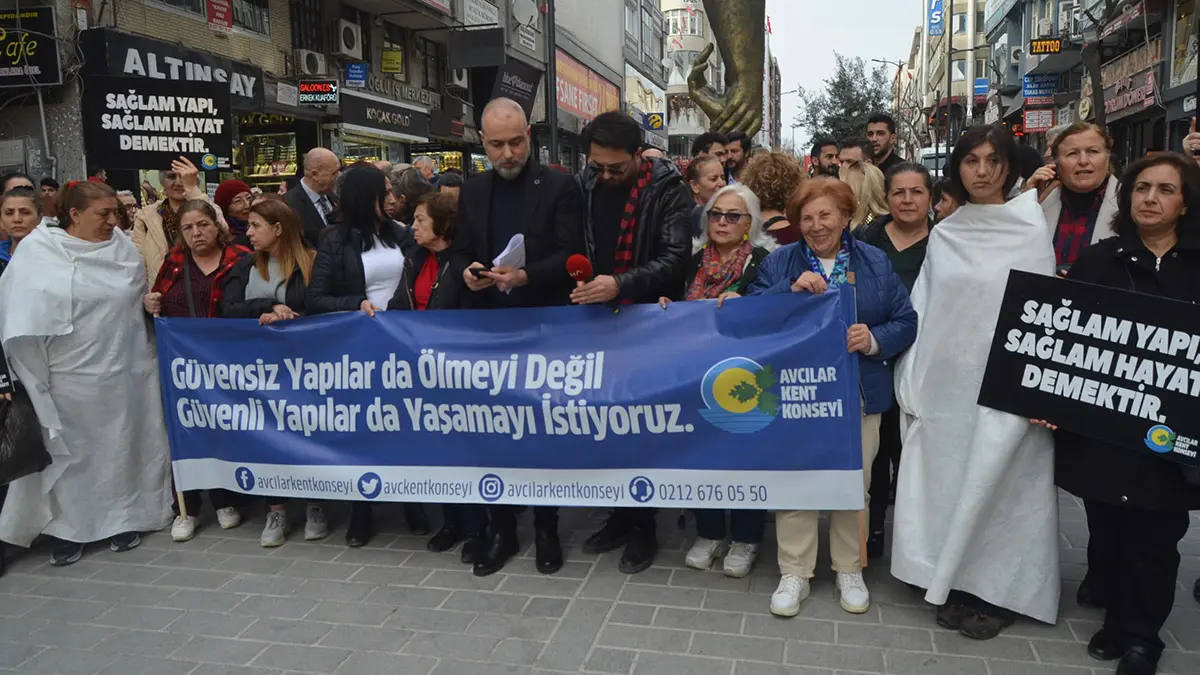 Avcılar'da deprem anıtı önünde toplanan grup, i̇stanbul'da yaşanacak depremden en fazla etkilenecek ilçe olduklarını, önlem alınarak yapıların güvenli hale getirilmesini istediklerini açıkladı.  