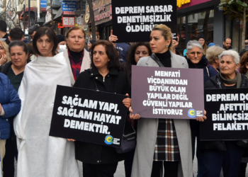 Avcılar'da Deprem Anıtı önünde eylem