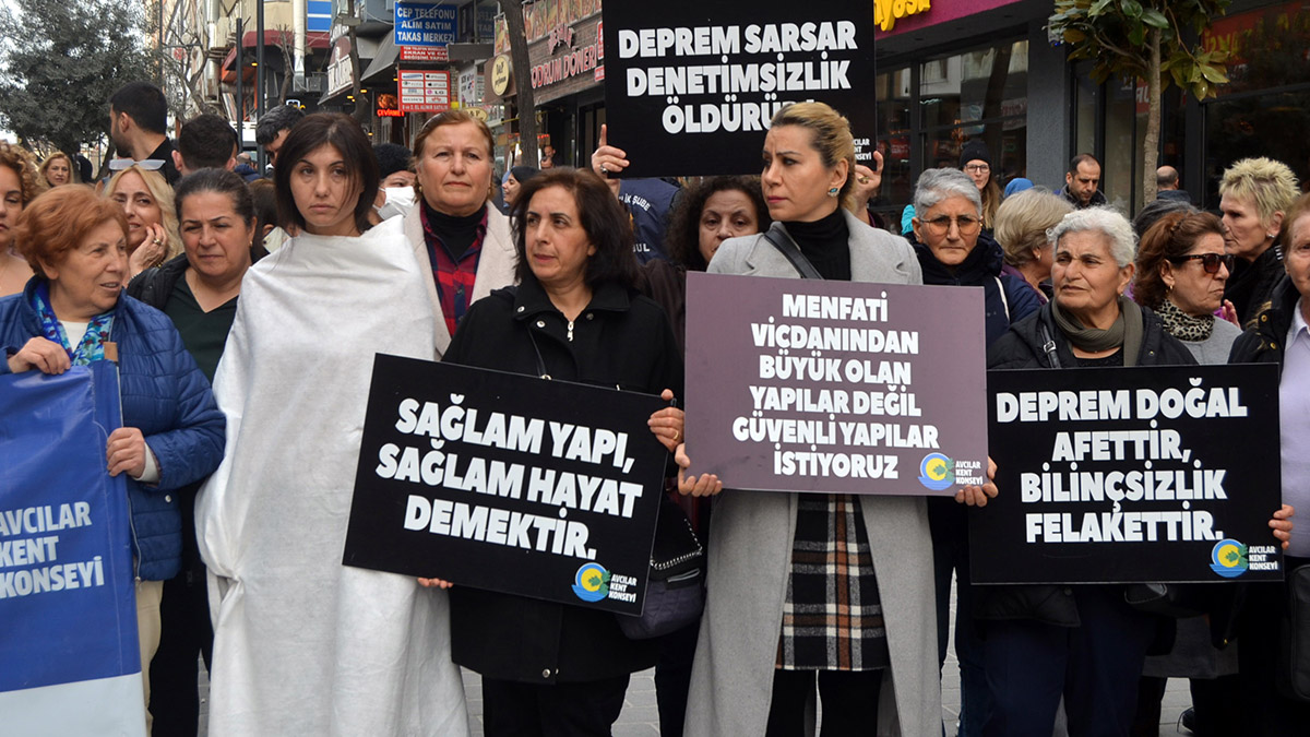 Avcılar'da Deprem Anıtı önünde eylem