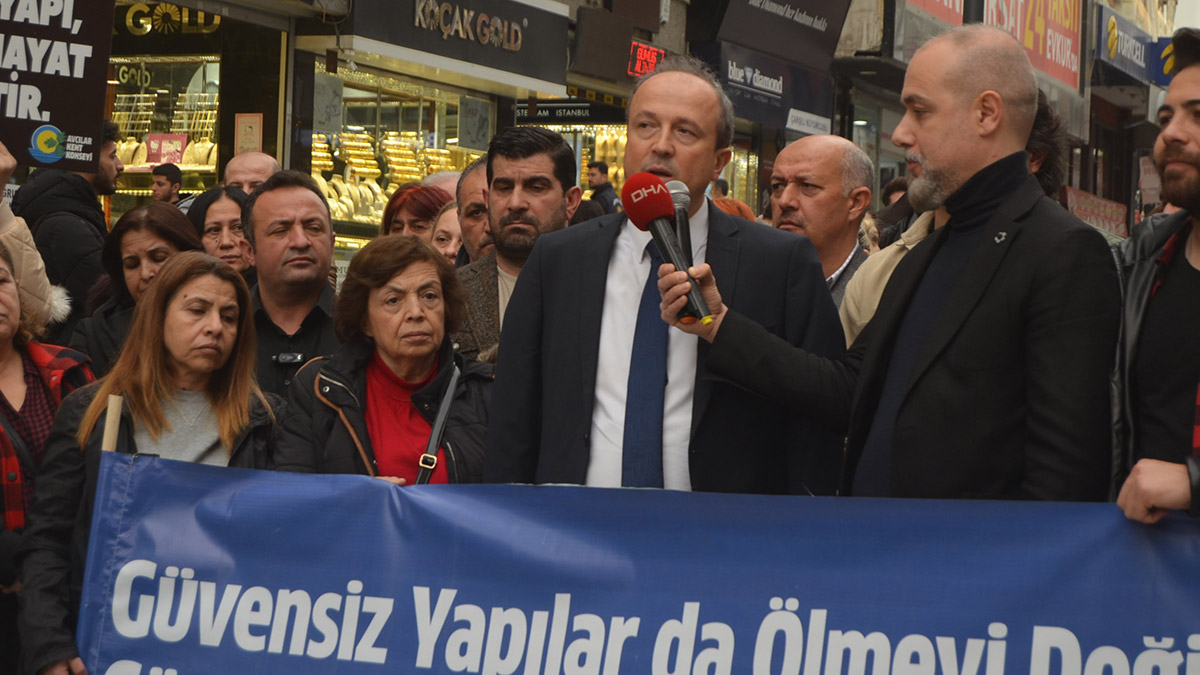 Avcılar'da Deprem Anıtı önünde eylem