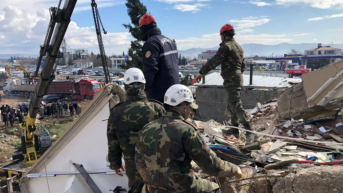 Kahramanmaraş merkezli deprem felaketinde ilk yardıma koşan ülke azerbaycan oldu. Azerbaycanlı 370 kişilik arama kurtarma ekibi, deprem bölgesinde enkazdan can kurtarmak için çalışıyor.