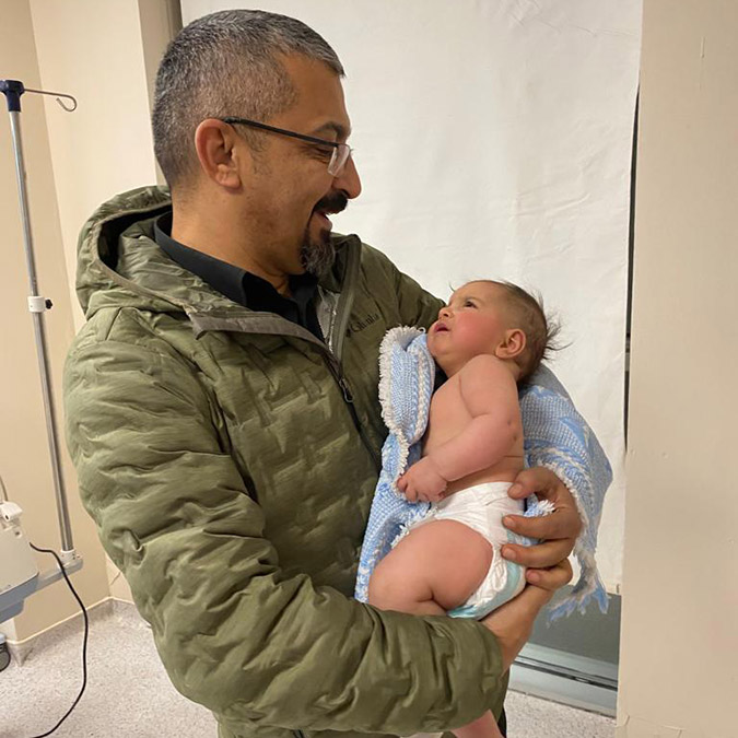 4 aylık Azra bebek enkazdan sağ kurtarıldı