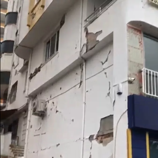 Adana’da ikinci depremde yarısı yıkılan baba-oğlun hayatını kaybettiği kubilay apartmanı’nın ilk depremde kolonlarının kırıldığı, duvarlarının çatladığı ortaya çıktı. O anlar, bir vatandaş tarafından cep telefonuyla kameraya çekildi
