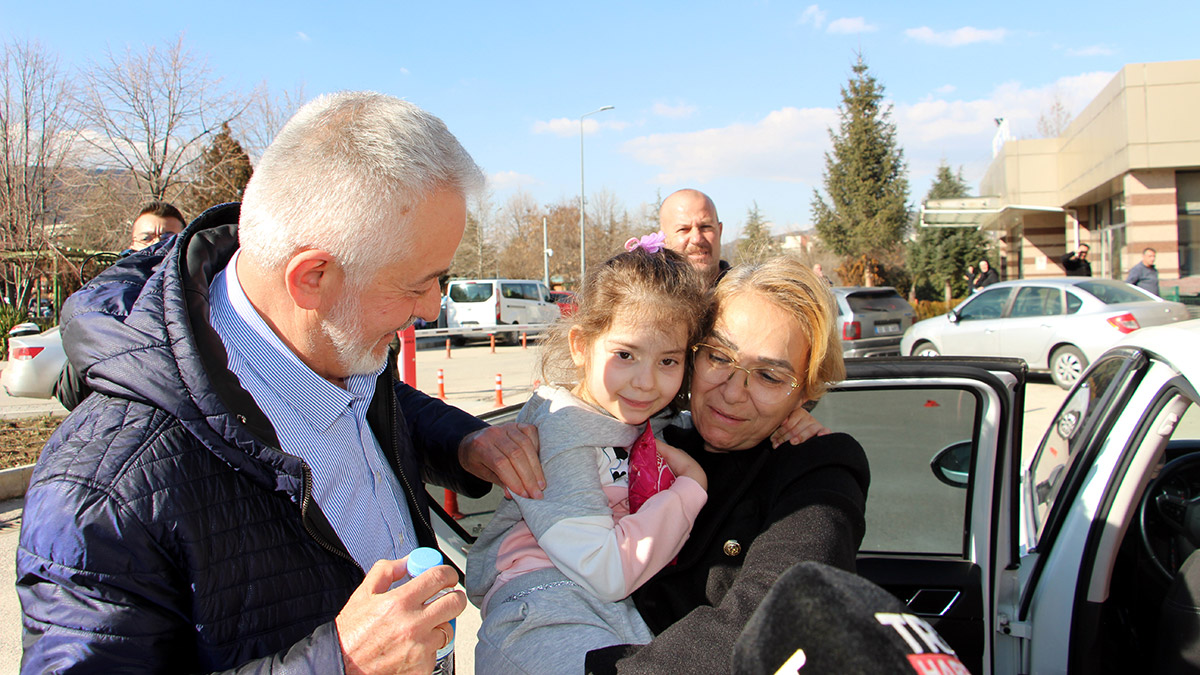 Babası ve 2 kızını kaybeden depremzede anne ile hayatta kalan tek kızı 17 gün sonra Isparta’da hastanede buluştu.