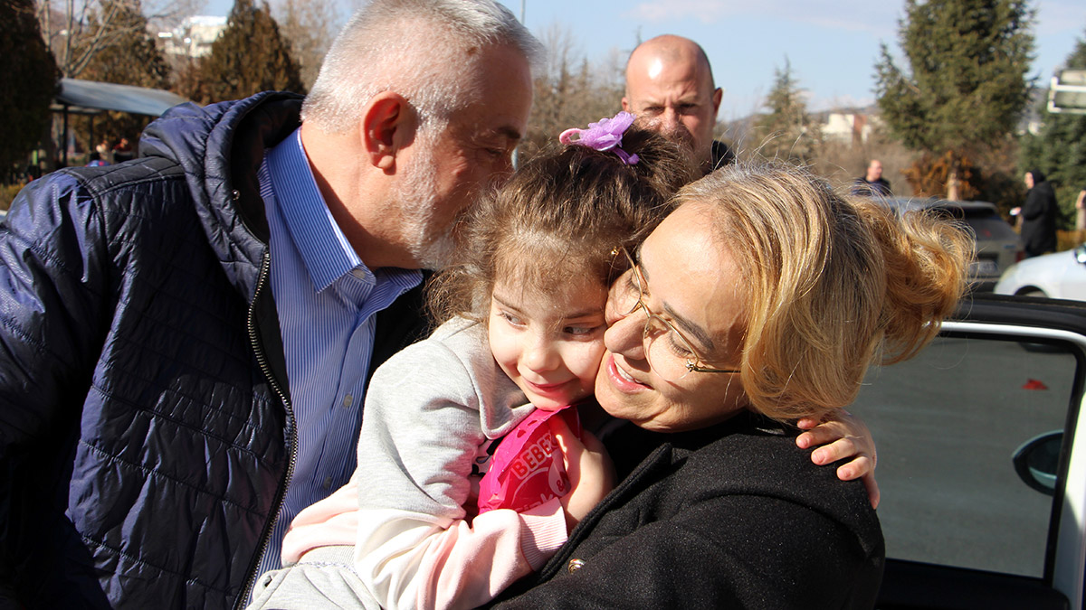 Depremzede anne ile hayatta kalan tek kızı buluştu