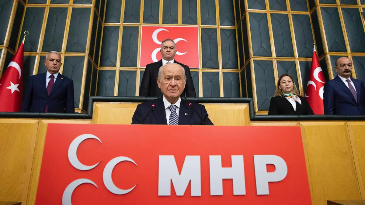 Mhp genel başkanı devlet bahçeli, geçen hafta sonu bazı futbol müsabakalarında hükümet karşıtı sloganların atılmasıyla ilgili, "tribünler siyasi sloganların atılacağı mekanlar olamaz" dedi.