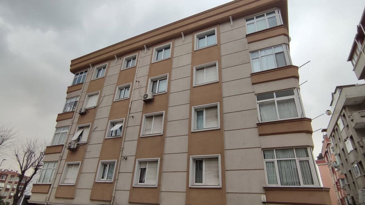 Bebeğini 4'üncü katın penceresinden attı