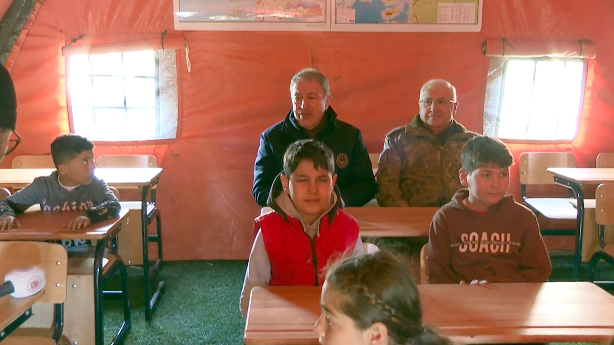 Hulusi Akar, 'Mehmetçik Okulu'nu ziyaret etti