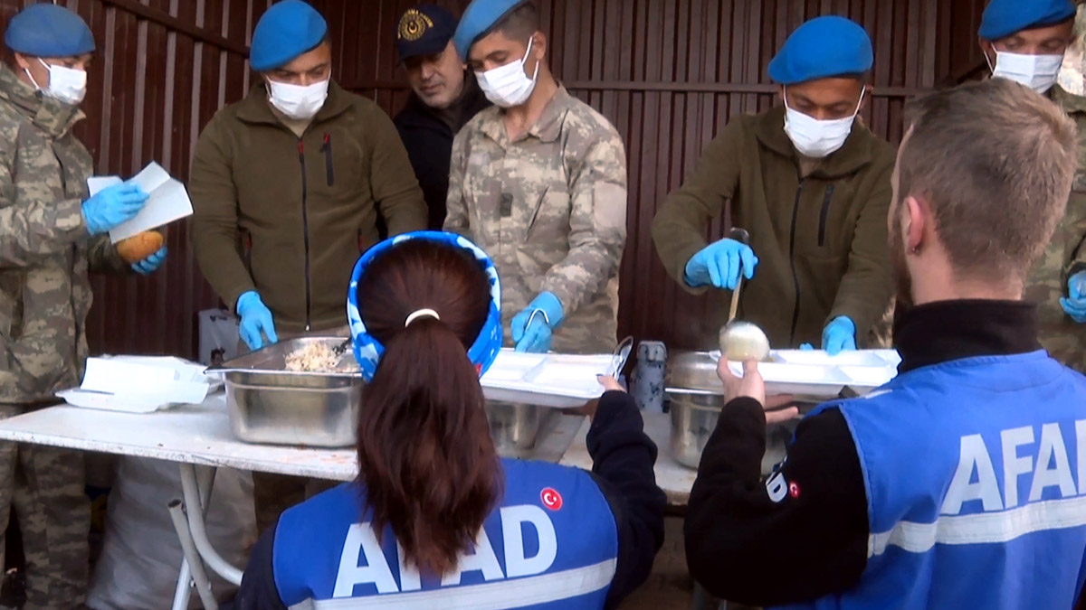 Hulusi Akar, 'Mehmetçik Okulu'nu ziyaret etti