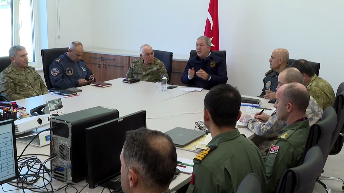 Milli Savunma Bakanı Hulusi Akar, Kahramanmaraş merkezli depremler nedeniyle terhislerin erkene alınacağı iddiasına ilişkin, "Erken terhis söz konusu değil. Bizim terörle mücadelemiz, hudut güvenliği faaliyetlerimiz; semalarda, denizlerde, yurt dışındaki görevlerimiz aksaksız, eksiksiz devam ediyor" dedi.