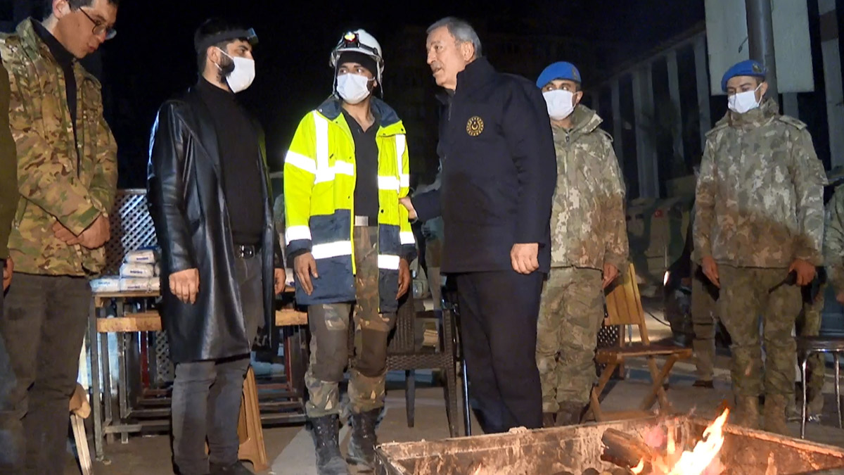 Hulusi Akar, nöbet görevi yapan Mehmetçik'i denetledi