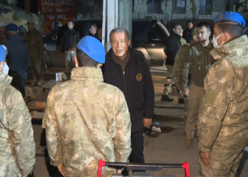 Hulusi Akar, nöbet görevi yapan Mehmetçik'i denetledi