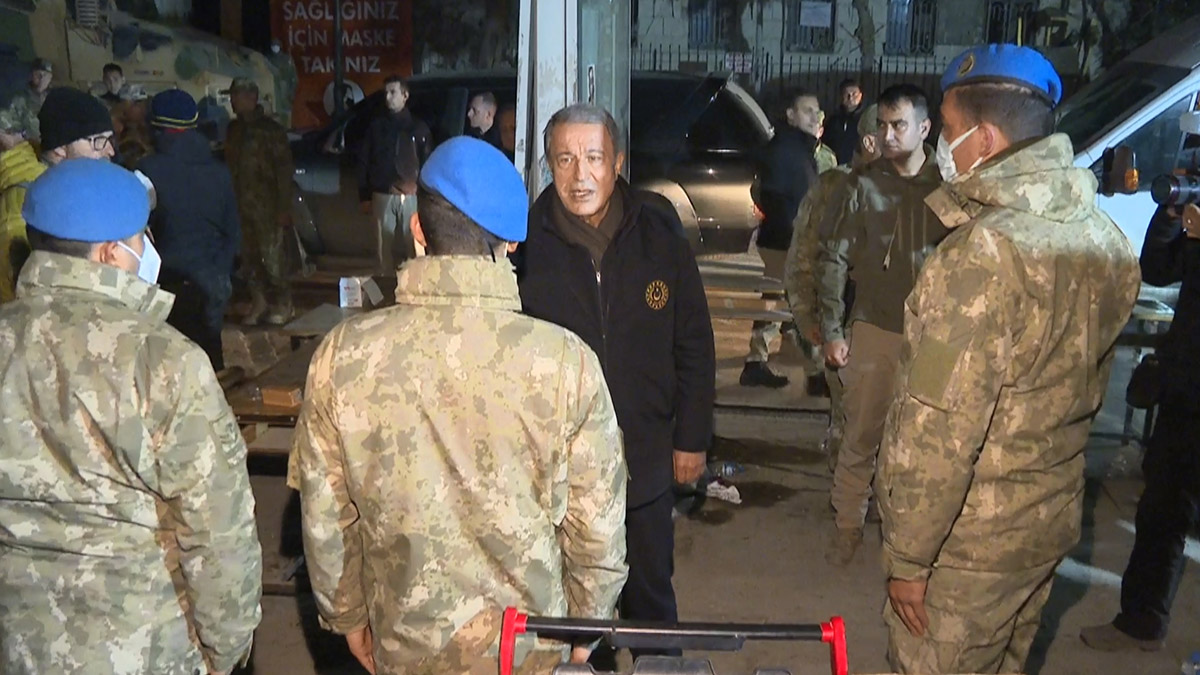 Hulusi Akar, nöbet görevi yapan Mehmetçik'i denetledi