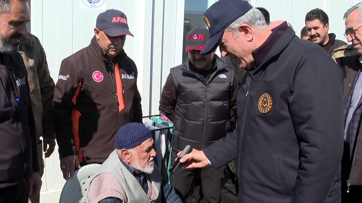 Bakan Soylu, Kore gazisi depremzede ile görüştü