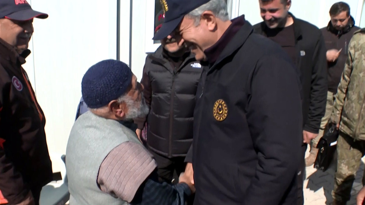 Bakan Soylu, Kore gazisi depremzede ile görüştü