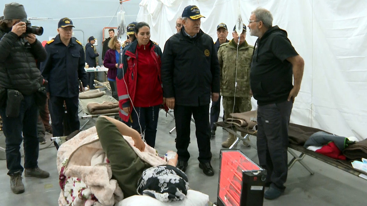 Bakan Akar, TCG Sancaktar Gemisi'nde tedavi görenleri ziyaret etti