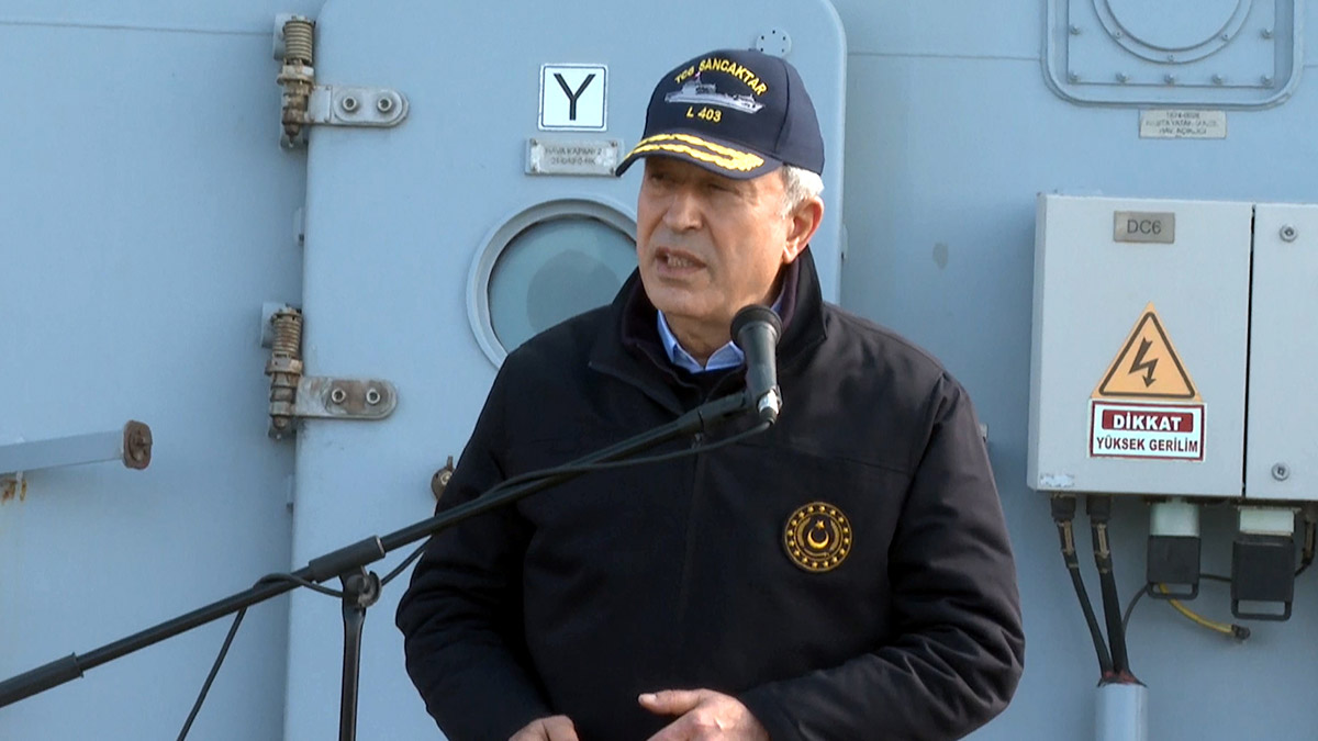 Bakan Akar, TCG Sancaktar Gemisi'nde tedavi görenleri ziyaret etti