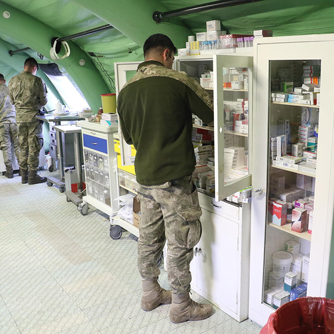 Hulusi Akar, Seyyar Sahra Hastanesi'nde inceleme