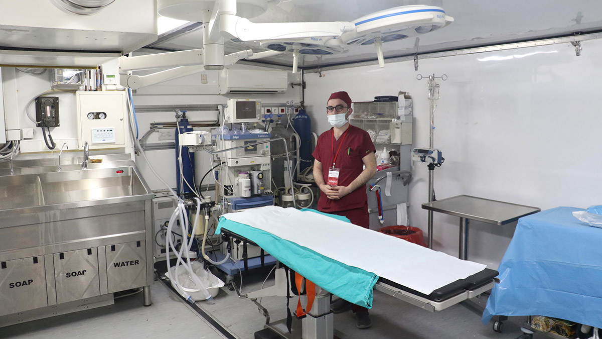 Milli Savunma Bakanı Hulusi Akar, Kahramanmaraş'ta 19 konteyner ve 21 çadırdan oluşan Milli Savunma Bakanlığı (MSB) Seyyar Sahra Hastanesi'nde incelemelerde bulundu.