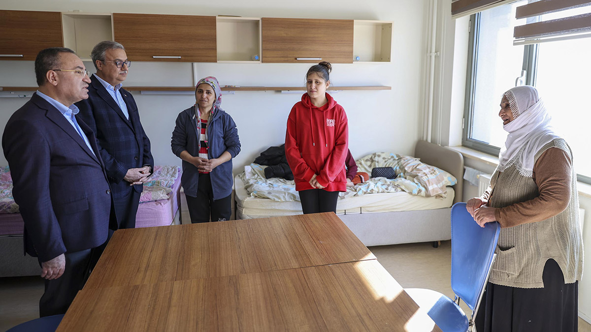 Bakan Bozdağ, yurtlarda kalan depremzedeleri ziyaret etti