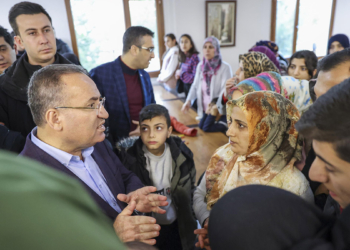Bakan Bozdağ, yurtlarda kalan depremzedeleri ziyaret etti