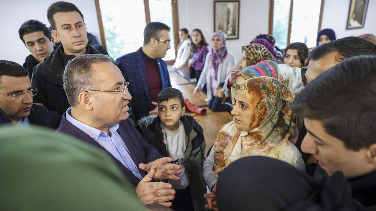 Bakan Bozdağ, yurtlarda kalan depremzedeleri ziyaret etti