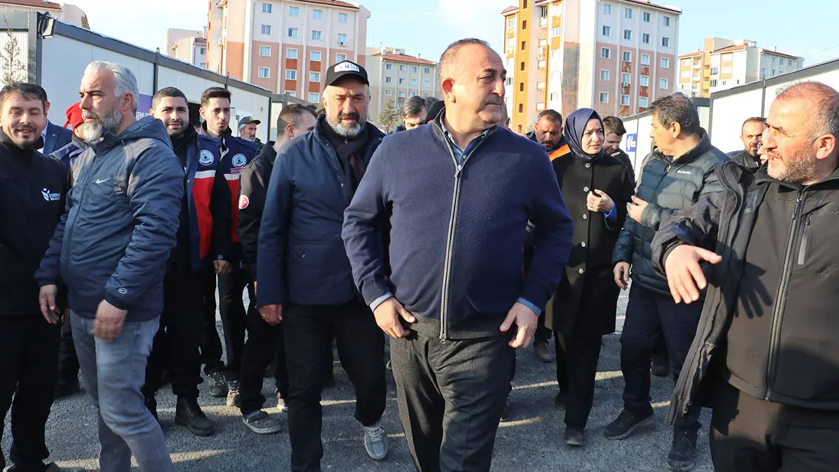 Dışişleri bakanı mevlüt çavuşoğlu, kahramanmaraş merkezli depremlerin vurduğu adıyaman'da incelemelerde bulundu. Bakan çavuşoğlu, depremde yardım için 90 ülkeden 11 bin 500 arama kurtarma ekibinin türkiye'ye geldiğini söyledi.