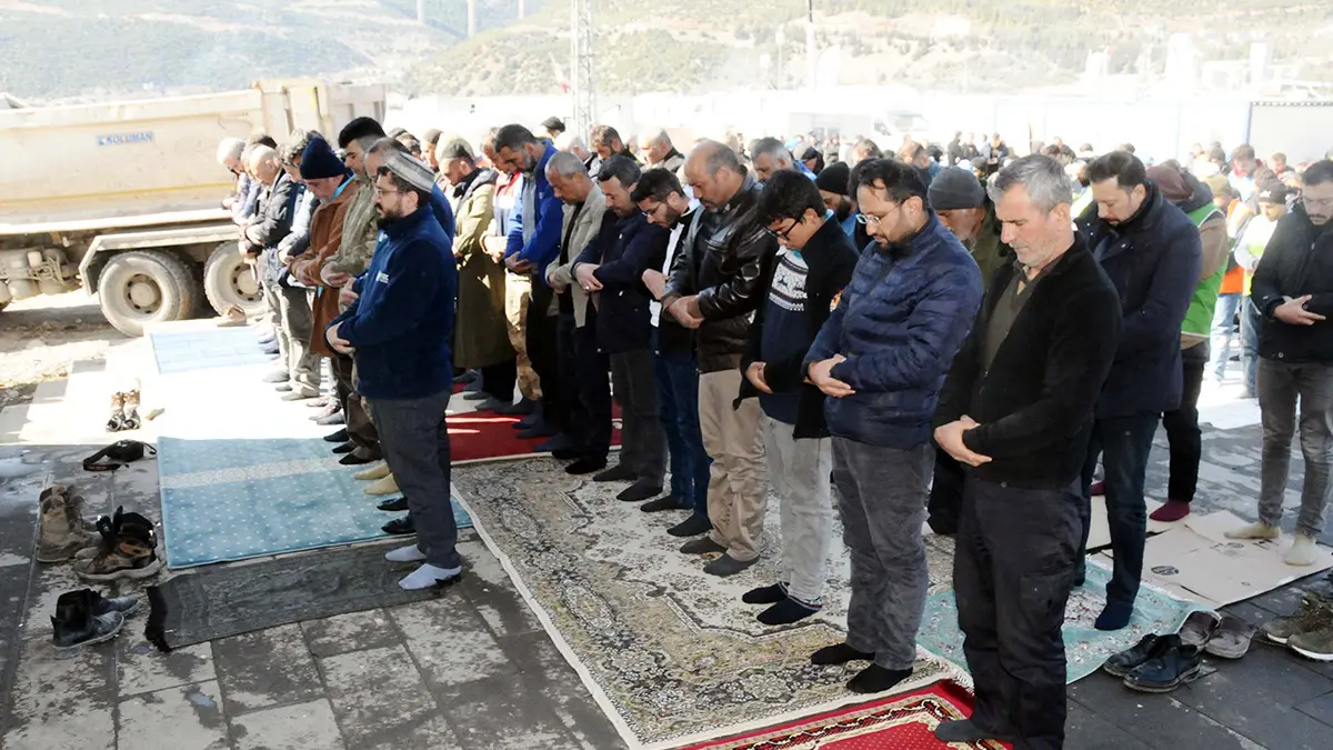 Nurdağı'nda depremzedeler için gıyabi cenaze namazı kılındı