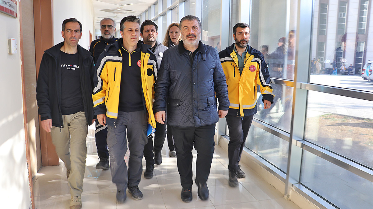 Sağlık Bakanı Fahrettin Koca, Kahramanmaraş merkezli depremlerin vurduğu Adıyaman'da konuştu. Koca, "Şebeke suyu konusunda uyarılar yapılmış olup, tedbirlere tam uyulduğunu düşünüyoruz. Mevcut şartlarıyla Adıyaman'da halk sağlığını tehdit edecek durum yoktur, diyebiliriz" dedi.