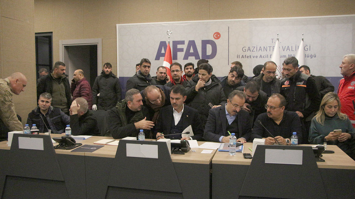 Çevre, Şehircilik ve İklim Değişikliği Bakanı Murat Kurum, “Bu afet 13,5 milyon vatandaşımızı doğrudan ilgilendiren bir deprem, 1000 kilometrekarelik alanı etkisi altına alan bir deprem olması sebebiyle çok büyük bir afet ile karşı karşıyayız” dedi.