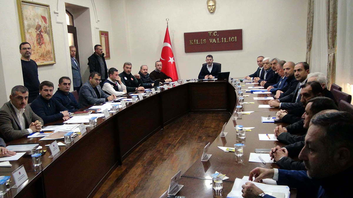 Çevre, Şehircilik ve İklim Değişikliği Bakanı Murat Kurum, "Bakanlık olarak; 200 bin konutumuzun, tüm mikro- bölgeleme, jeolojik ve zemin etütlerini tamamladığımız ve buna göre yer seçimini yaptığımız alanlarda, ilk konutlarımızın sözleşmelerini imzaladık" dedi.