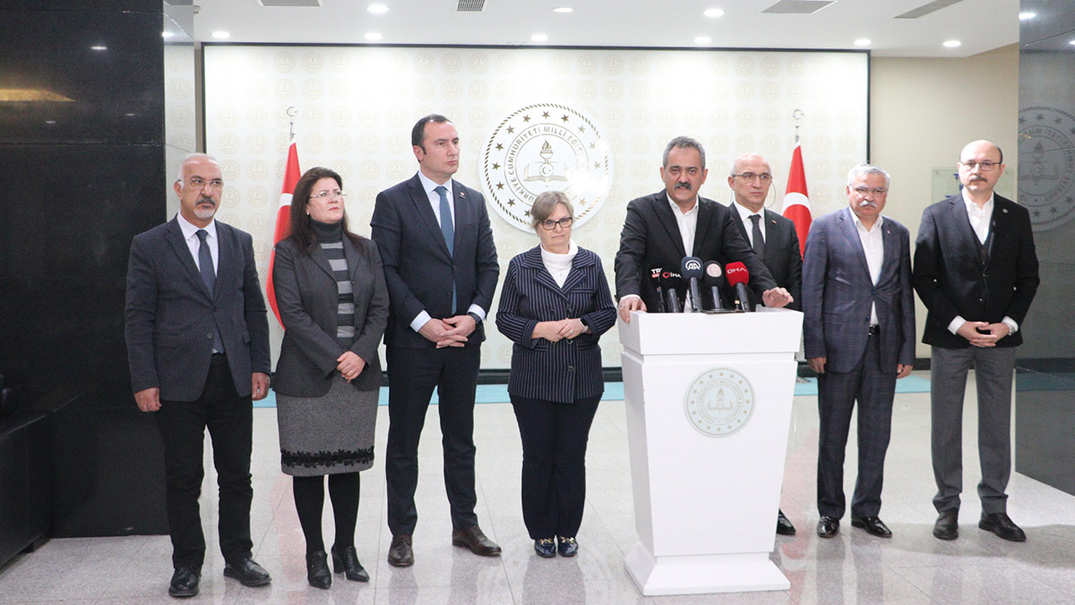 Milli Eğitim Bakanı Mahmut Özer, "10 ilimizde eğitim öğretime 1 Mart'a kadar ara veriyoruz. Öncellikle deprem bölgesi olmayan 71 ilde eğitim öğretim devam edecek" dedi.