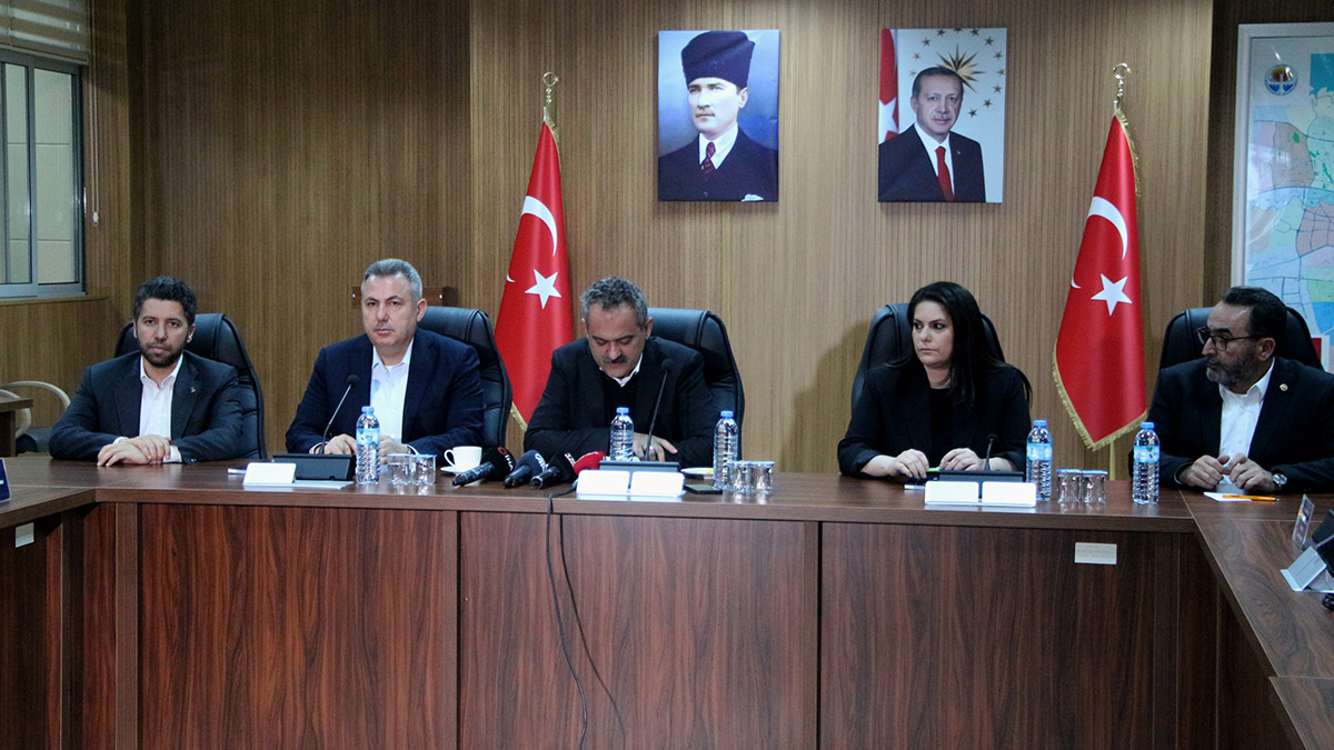 Adana'da eğitim- öğretim başlangıç tarihini 13 Mart'a erteledik