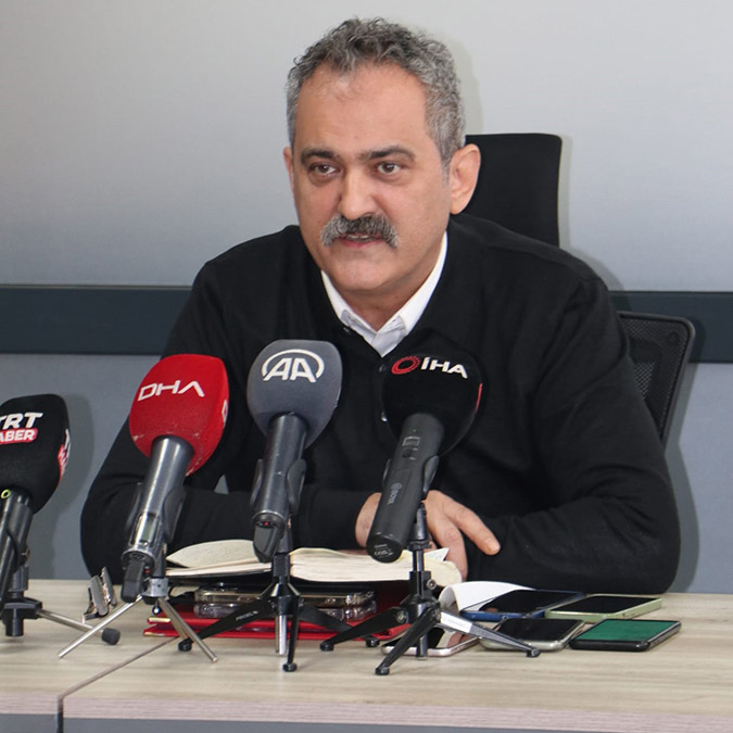 Milli Eğitim Bakanı Mahmut Özer, deprem bölgesindeki illeri 3 kategoriye ayırdıklarını belirtti. Malatya'da düzenlediği basın toplantısında konuşan Bakan Özer, "1'inci kategorideki Adana, Kilis, Diyarbakır ve Şanlıurfa'da eğitim-öğretim 1 Mart itibariyle başlıyor. 2'nci kategorideki Gaziantep ve Osmaniye illerimizde eğitime verilen arayı 13 Mart'a kadar; 3'üncü kategorideki Adıyaman, Malatya, Kahramanmaraş ve Hatay'da 27 Mart tarihine kadar uzatıyoruz" dedi.