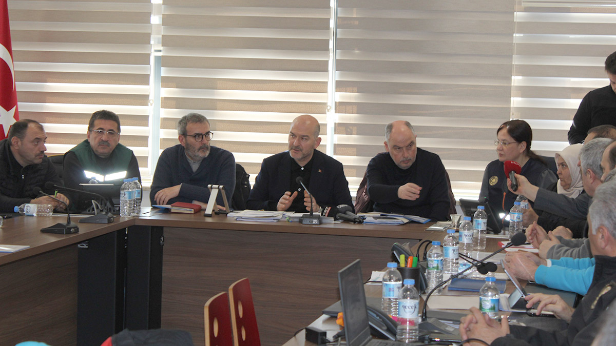 İçişleri Bakanı Süleyman Soylu "Burada kim eksiklik yapmışsa, ne bir eksiklik söz konusuysa binanın yapımında elbette ki bunların hepsinin tespit edilmeye yönelik bütün delillendirmeleri bütün binalarda devam etmektedir" dedi.