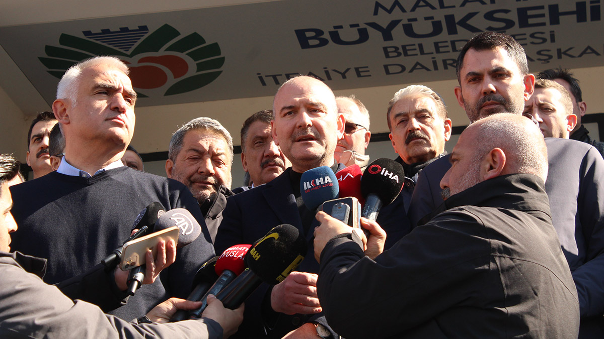 İçişleri Bakanı Süleyman Soylu, “Malatya'da insanlarımızı huzurlu bir şekilde konutuyla, işiyle, esnafıyla köylüsüyle, tarımıyla, kamu binalarıyla hep birlikte dört dörtlük yapmadan bizim buradan, deprem bölgelerinden çıkmamız mümkün değildir" dedi.