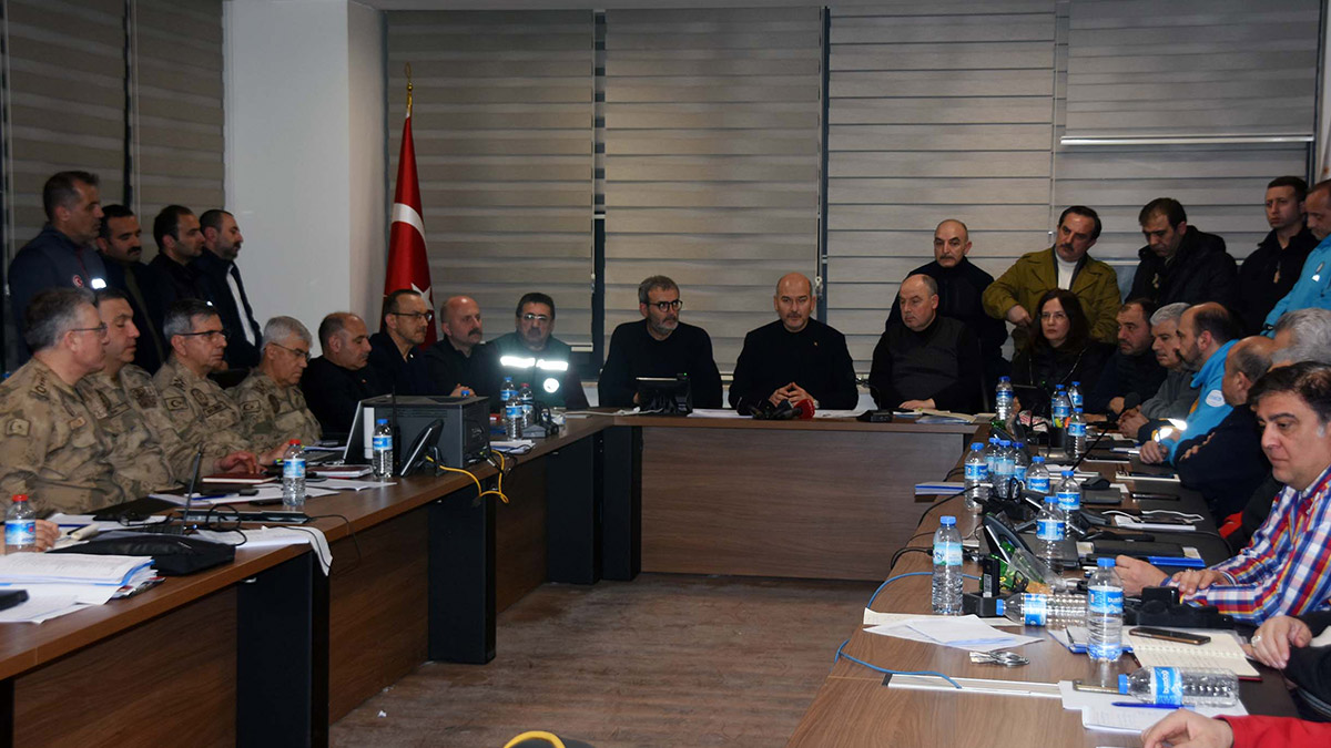 308 enkaz bölgesinde arama kurtarma çalışmaları devam ediyor