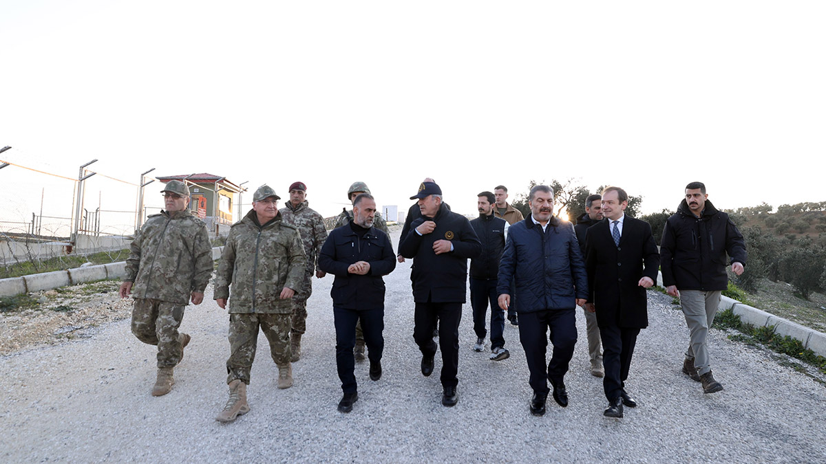 Bakan Akar Altınözü'nde vatandaşlarla bir araya geldi