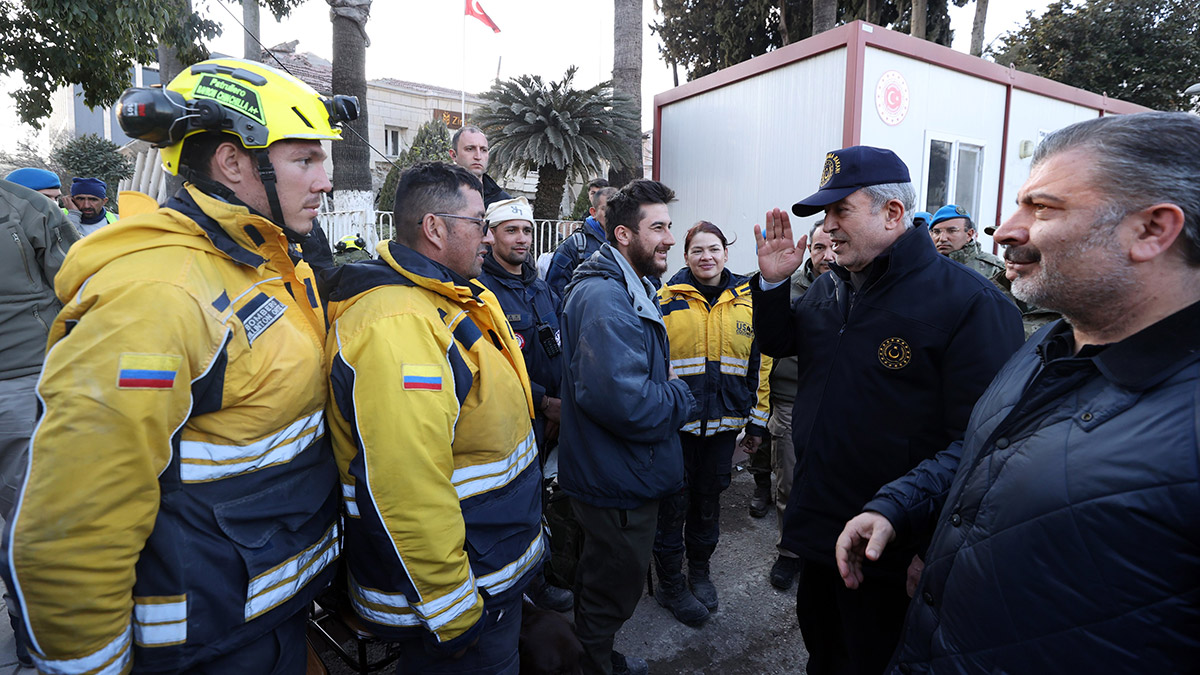 Milli Savunma Bakanı Hulusi Akar ve Sağlık Bakanı Fahrettin Koca Altınözü ve Antakya ilçelerinde depremin ardından yaraların sarılması için başlatılan çalışmaları yerinde inceledi, vatandaşlarla bir araya geldi.
