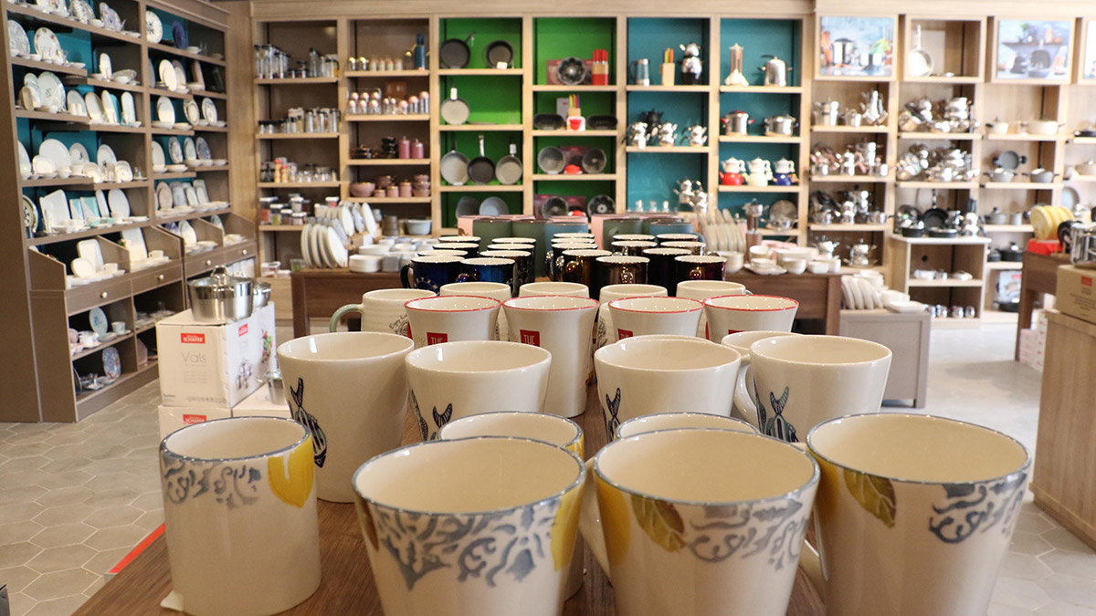 Tabak, kaşık, çatal ve bıçakların sergilendiği vitrin ile masaların yerinden oynamadığı züccaciye mağazasında deprem anı kameraya yansıdı.