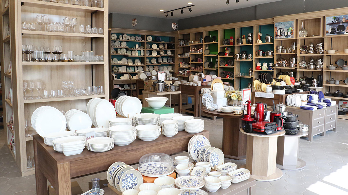 Züccaciye mağazasında deprem anı kamerada