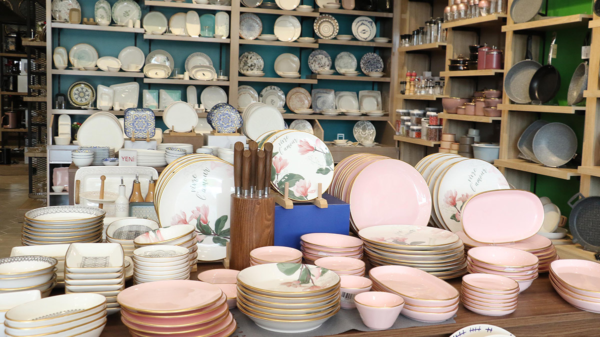 Kahramanmaraş’ta depremlerde 2 bin 500 bina yerle bir olurken, tabak, kaşık, çatal ve bıçakların sergilendiği vitrin ile masaların yerinden oynamadığı züccaciye mağazasında deprem anı kameraya yansıdı.