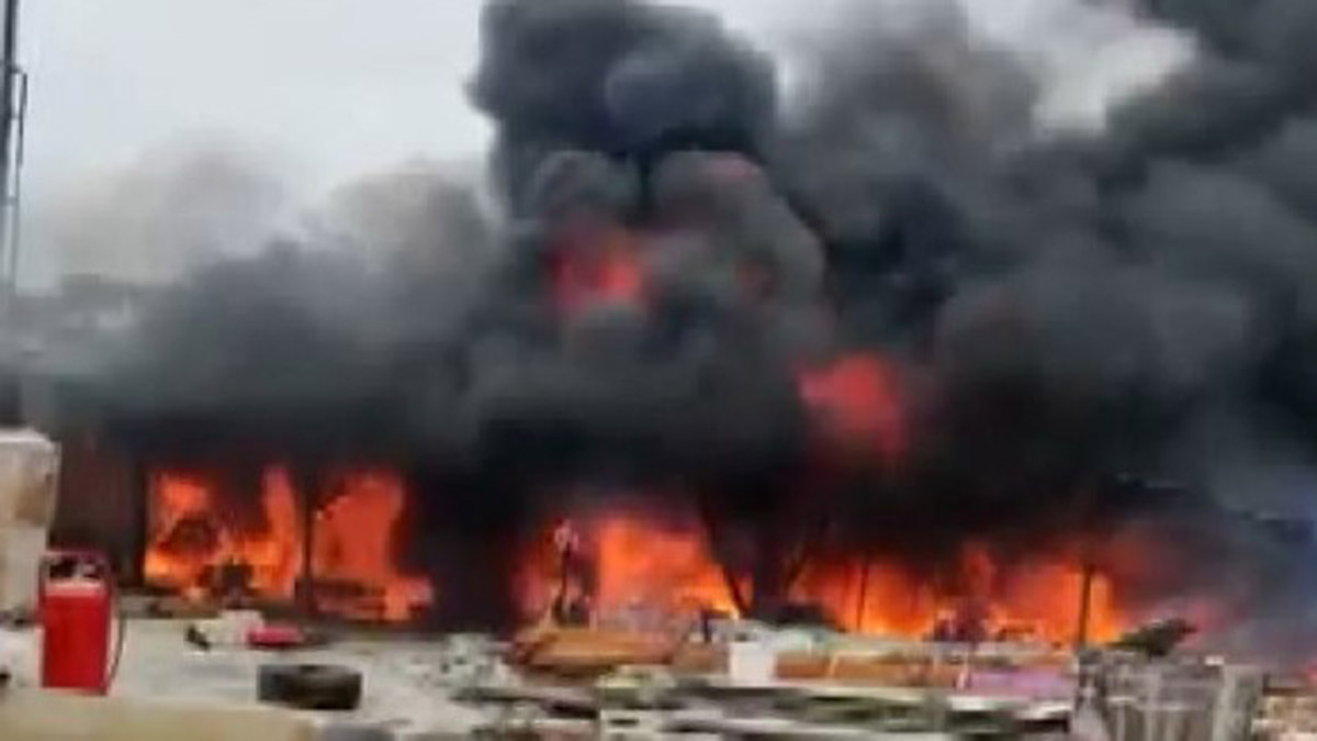 Başakşehir'de kumaş fabrikasında yangın