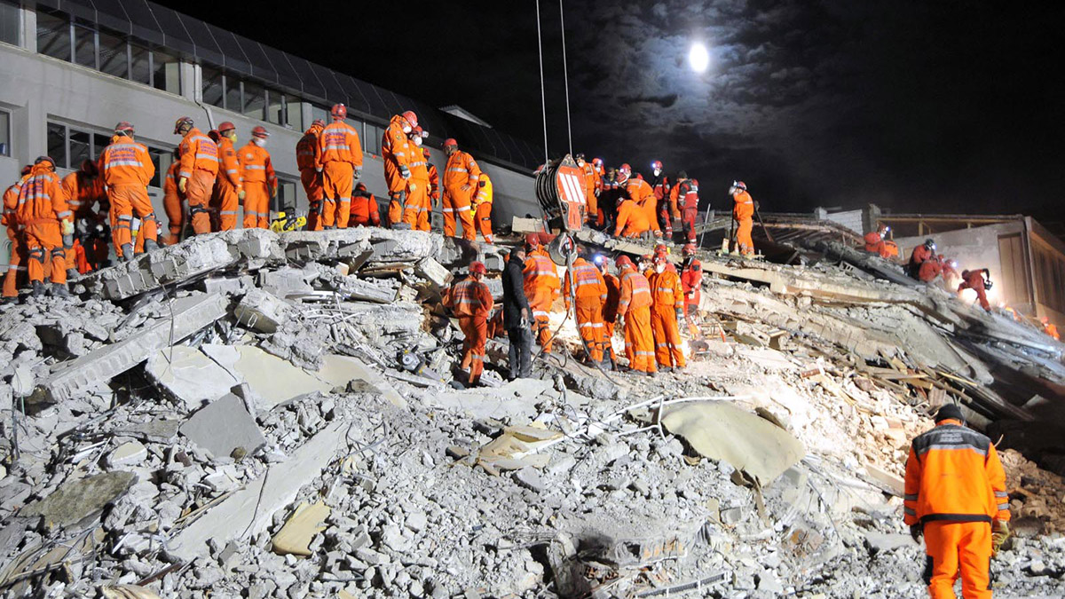 Van'da 9 Kasım 2011'de meydana gelen depremde yıkılan, 24 kişinin hayatını kaybettiği Bayram Oteli'nin sahibinin yargılandığı davada müşteki avukatlarından Suat Çakan, davanın 12 yıldır sürdüğünü ve zaman aşımı riski olduğunu söyledi.