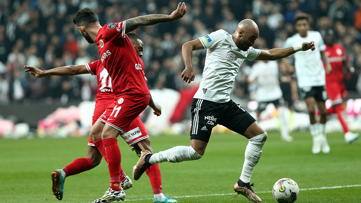 Antalyaspor Teknik Sorumlusu Alfons Groenendijk, “Futbol, afetlerden etkilenen insanlara bir nebze tebessüm ettiriyorsa ne mutlu bize. Biz bu şekilde kendimizi konsantre ederek elimizden geleni yapmak istedik. Bu kadroyla maksimum vereceğimiz buydu. Haftaya daha iyi bir oyun seçeneği ile mücadele edebiliriz” dedi.